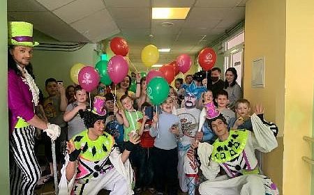 Цирковое представление артистов «Королевского цирка» Гии Эрадзе для маленьких пациентов Детской областной клинической больницы
