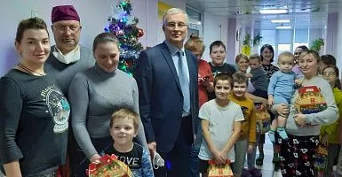Новогодний праздник для пациентов и медработников Детской областной клинической больницы