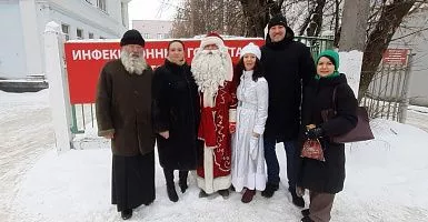 Новогодний праздник для пациентов и медработников Детской областной клинической больницы