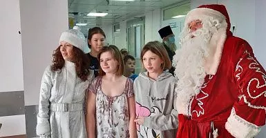 Новогодний праздник для пациентов и медработников Детской областной клинической больницы