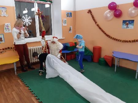 Дед Мороз и Снегурочка подарили подарки пациентам Детской областной клинической больницы