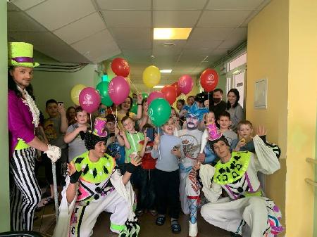 Цирковое представление артистов «Королевского цирка» Гии Эрадзе для маленьких пациентов Детской областной клинической больницы