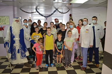 Новогодний праздник для пациентов и медработников Детской областной клинической больницы