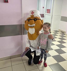 Студенты Тверского медицинского колледжа поздравили наших пациентов с Днем защиты детей