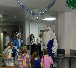 Дед Мороз и Снегурочка в гостях у пациентов Детской областной клинической больницы