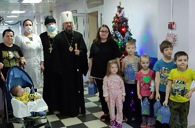 Митрополит Тверской и Кашинский Амвросий традиционно поздравил маленьких пациентов Детской областной клинической больницы